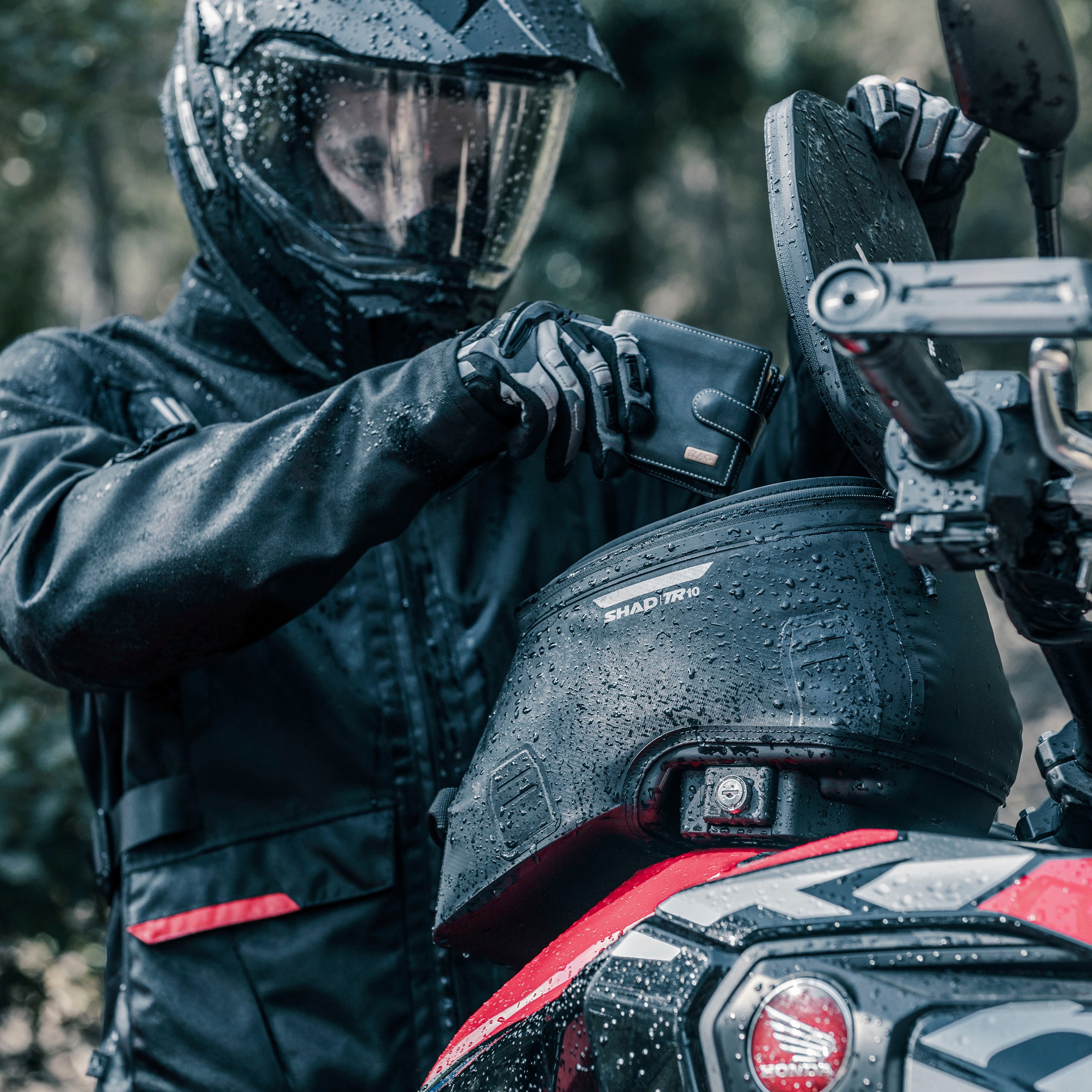 Quick Click Systems TR10 Waterproof Tank Bag | Secure & Quick Click System | SHAD USA